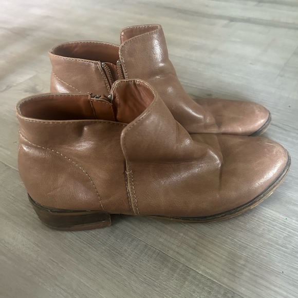 Bata brown leather booties size 7.5 - Picture 2 of 4